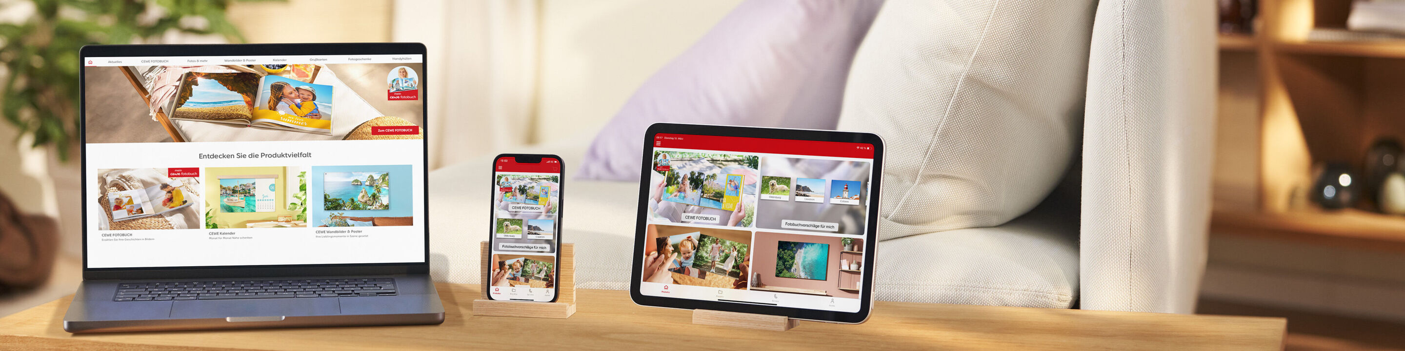 Ein Laptop, Tablet und Smartphone zeigen die CEWE Fotowelt mit schönen Fotoprodukten.