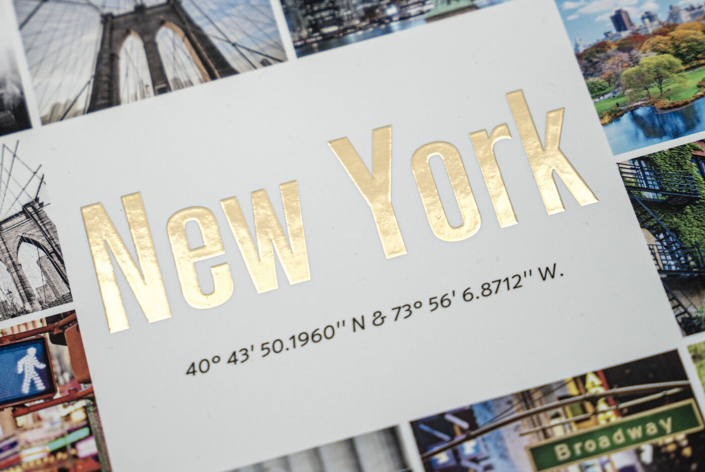 Cover eines CEWE FOTOBUCH mit Veredelung in Gold. Die Wörter New York sind glänzend veredelt.