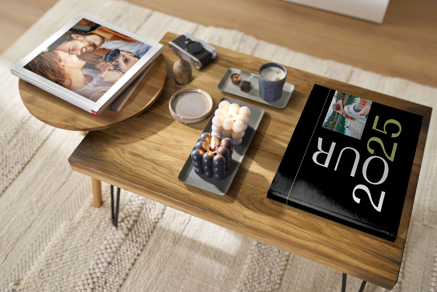Ein modern dekorierter Couchtisch, auf dem zwei Jahrbücher im Stil von Coffeetable Books liegen.