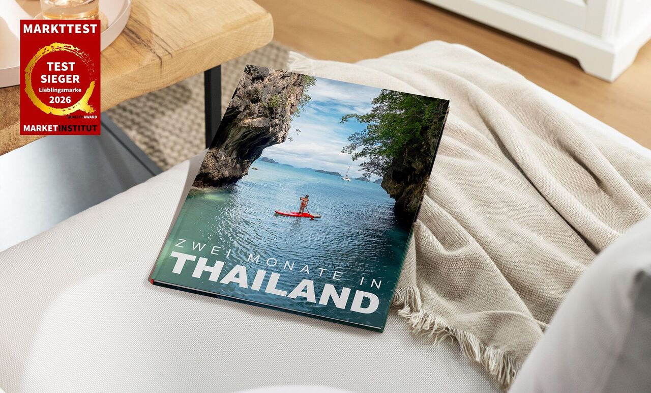 CEWE FOTOBUCH Thailand mit Titelbild von Kajakfahrerin auf blauem Wasser zwischen Felsen