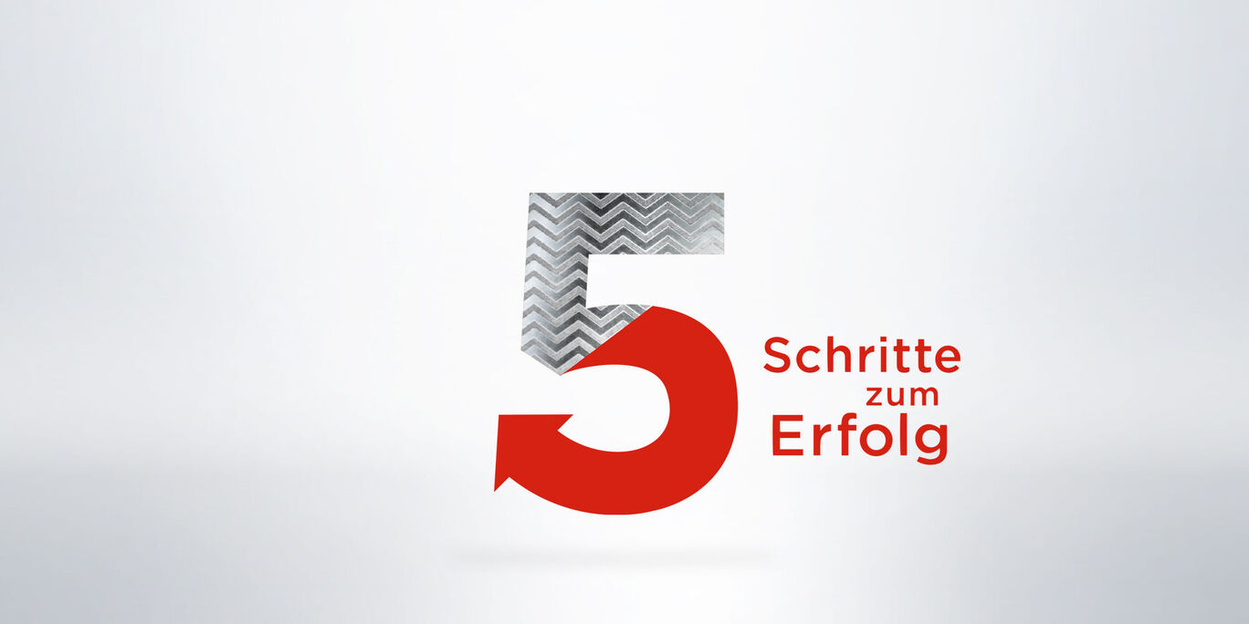 Zahl 5 und der Schriftzug 'Schritte zum Erfolg' auf hellem Hintergrund