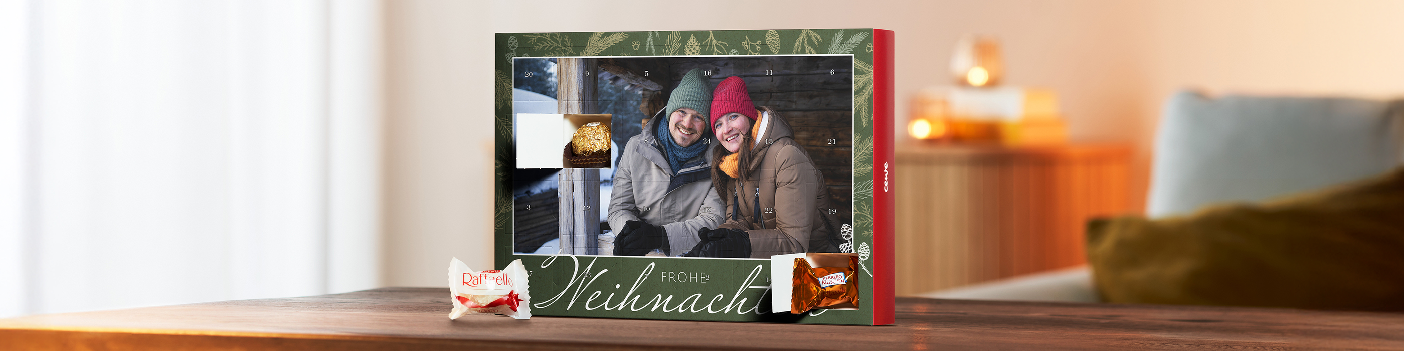 Dunkelgrüner Premium-Adventskalender mit Füllung von Ferrero und Aufschrift „Frohe Weihnachten“
