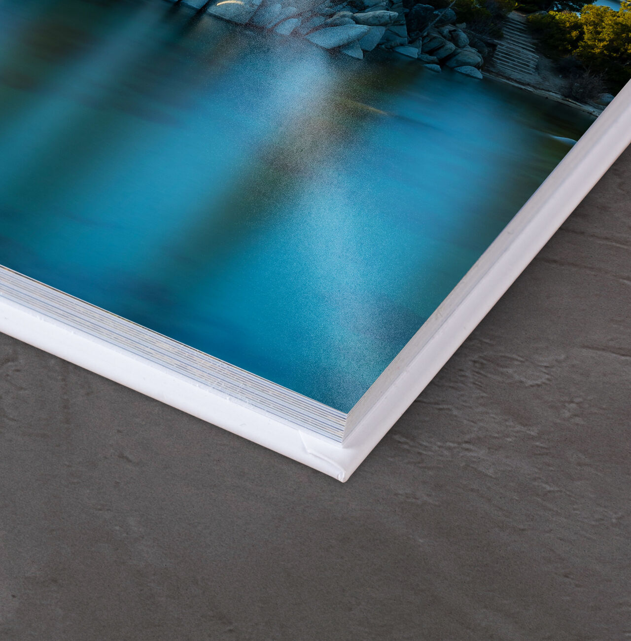 Detailaufnahme eines CEWE Fotobuchs auf einem eleganten Hintergrund