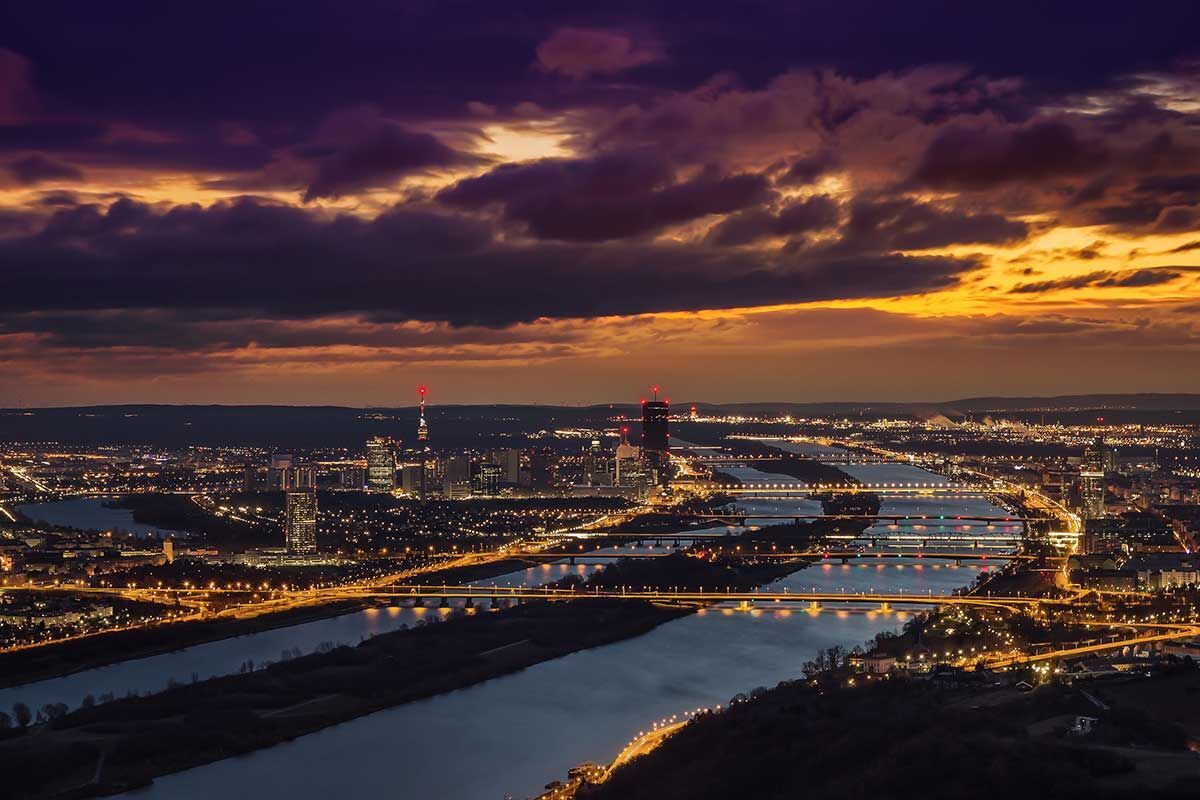 Wunderschöne Stadtansicht mit leuchtenden Lichtern bei Sonnenuntergang