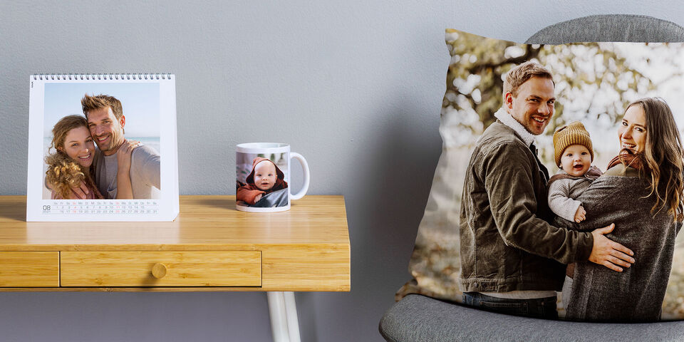 Individuelle Geschenke: Fotokalender und Kissen mit persönlichen Fotos.
