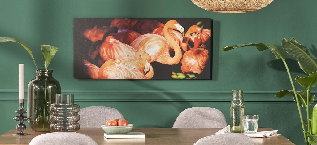 Wundervolles und individuelles CEWE Wandbild mit bunten Flamingos in einer stilvollen Wohnumgebung