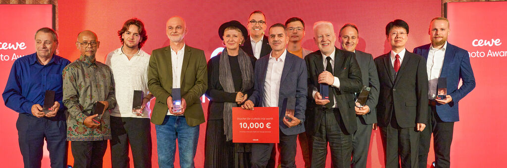 Gruppenfoto der CEWE Photo Award Jury und der Kategoriegewinner