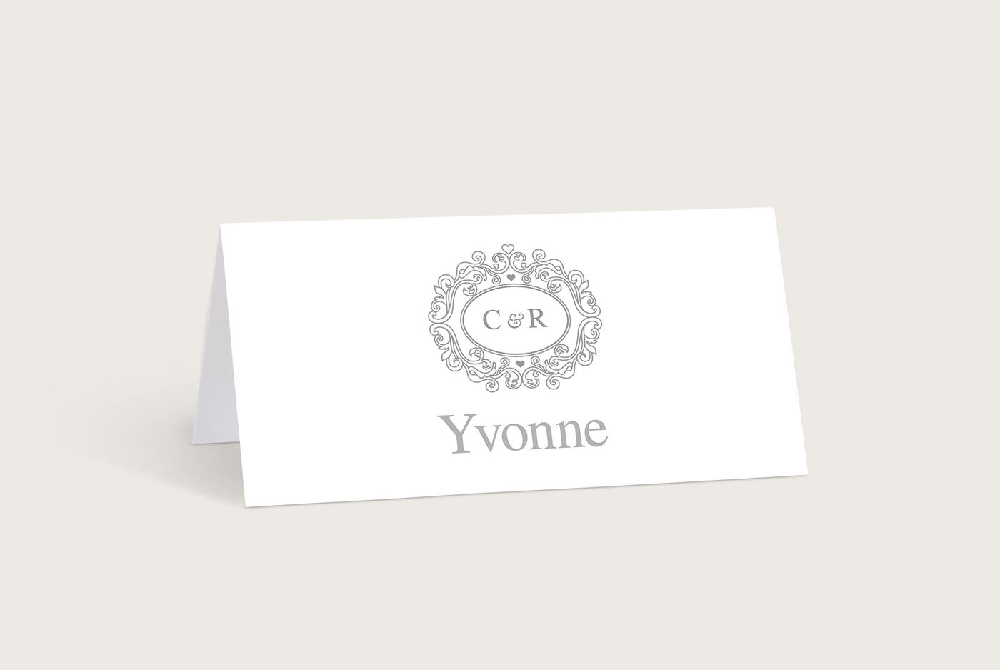 Elegante Tischkarte mit den Initialen C & R und dem Namen Yvonne.