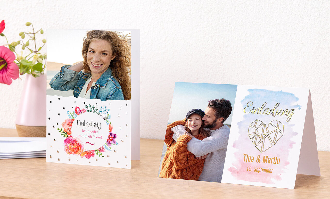 Einladungskarten mit floralen Designs und ansprechenden Farben