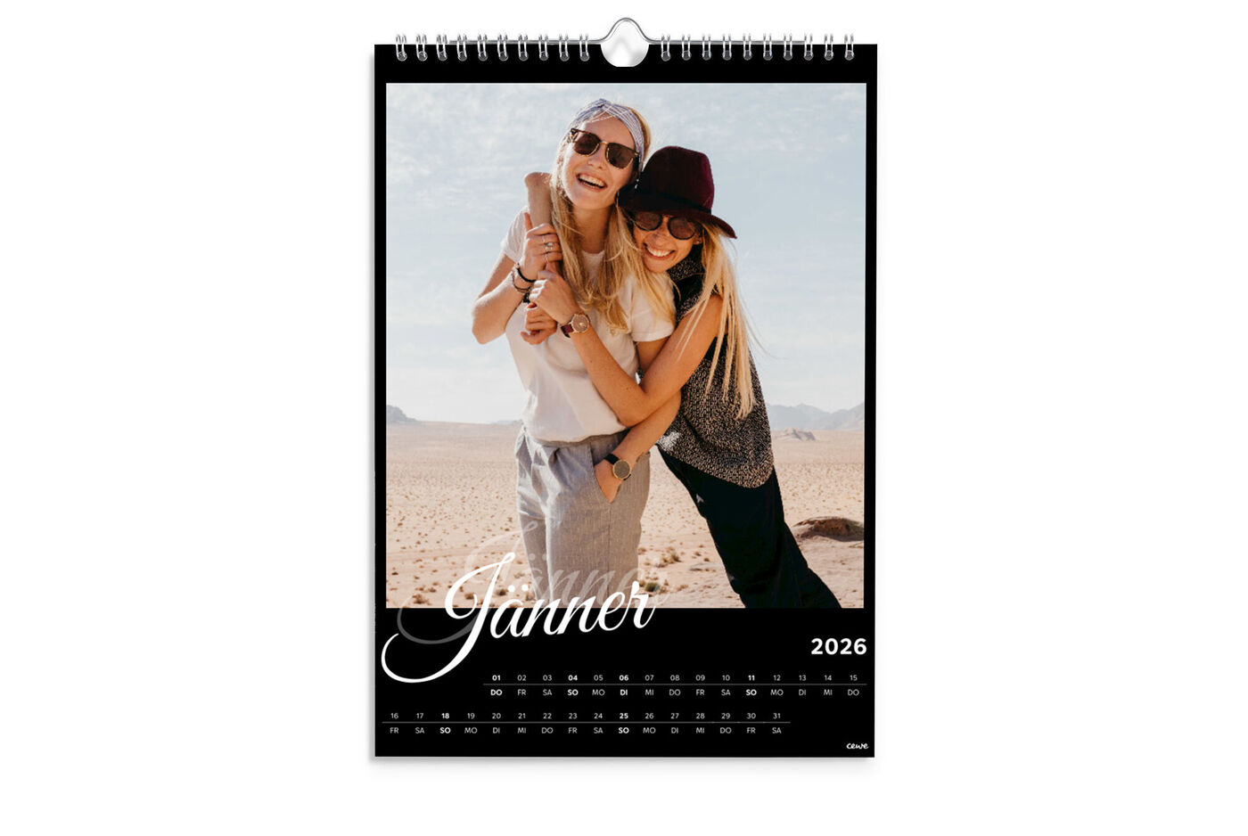 CEWE Fotokalender mit Frauen, die sich fröhlich umarmen vor einer Wüstenlandschaft