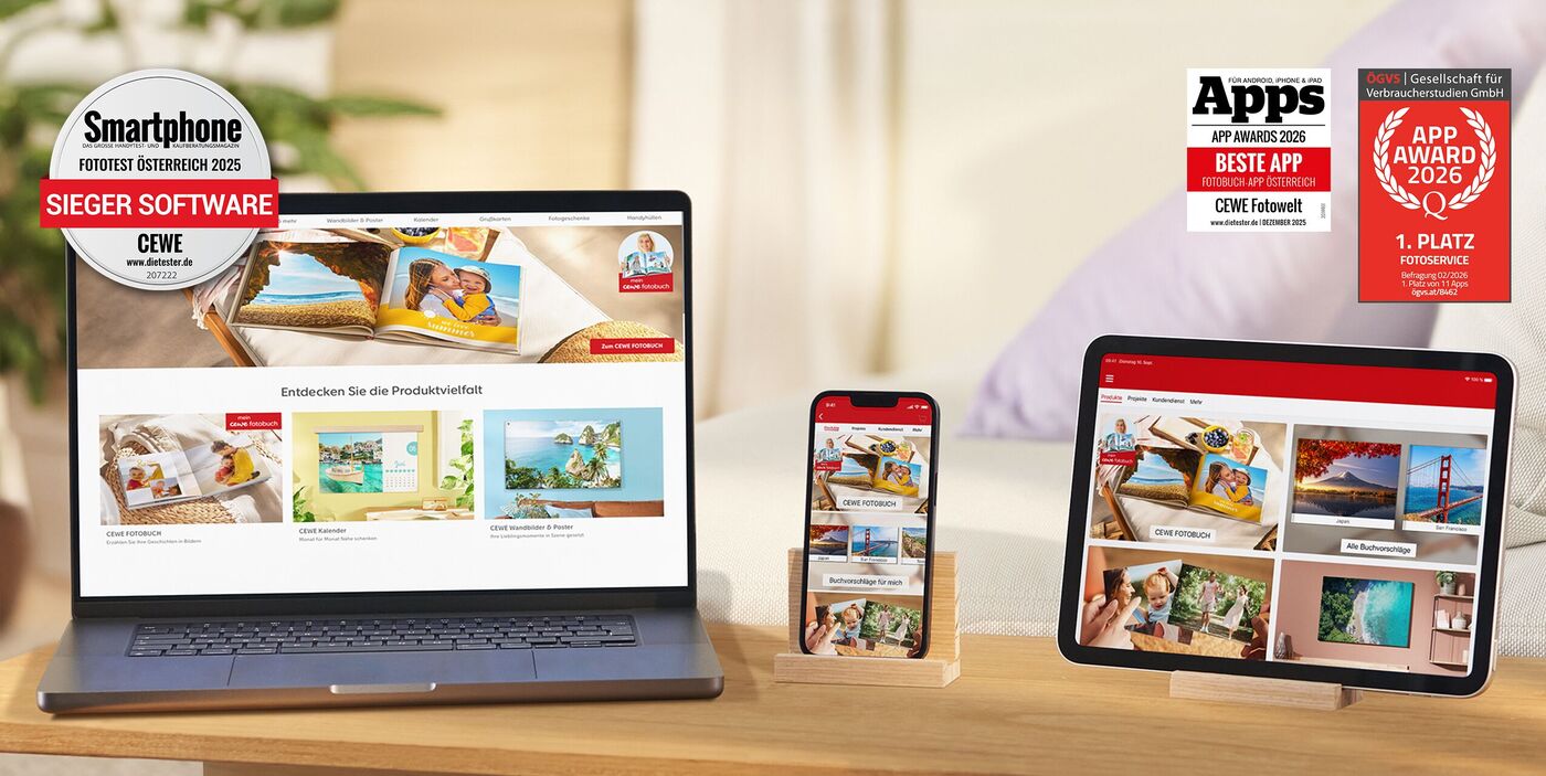 Ein Tisch auf dem ein Laptop, ein Smartphone und ein Tablet stehen. Auf den Bildschirmen sind die Bestellwege von CEWE zu sehen.