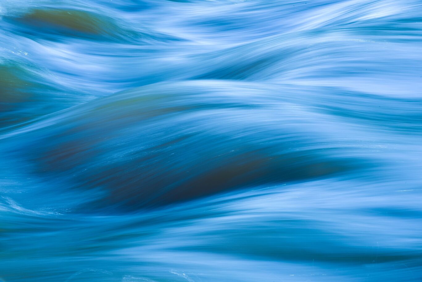 Sanftes Wasser in einem Bach in beruhigendem Blau strömen harmonisch
