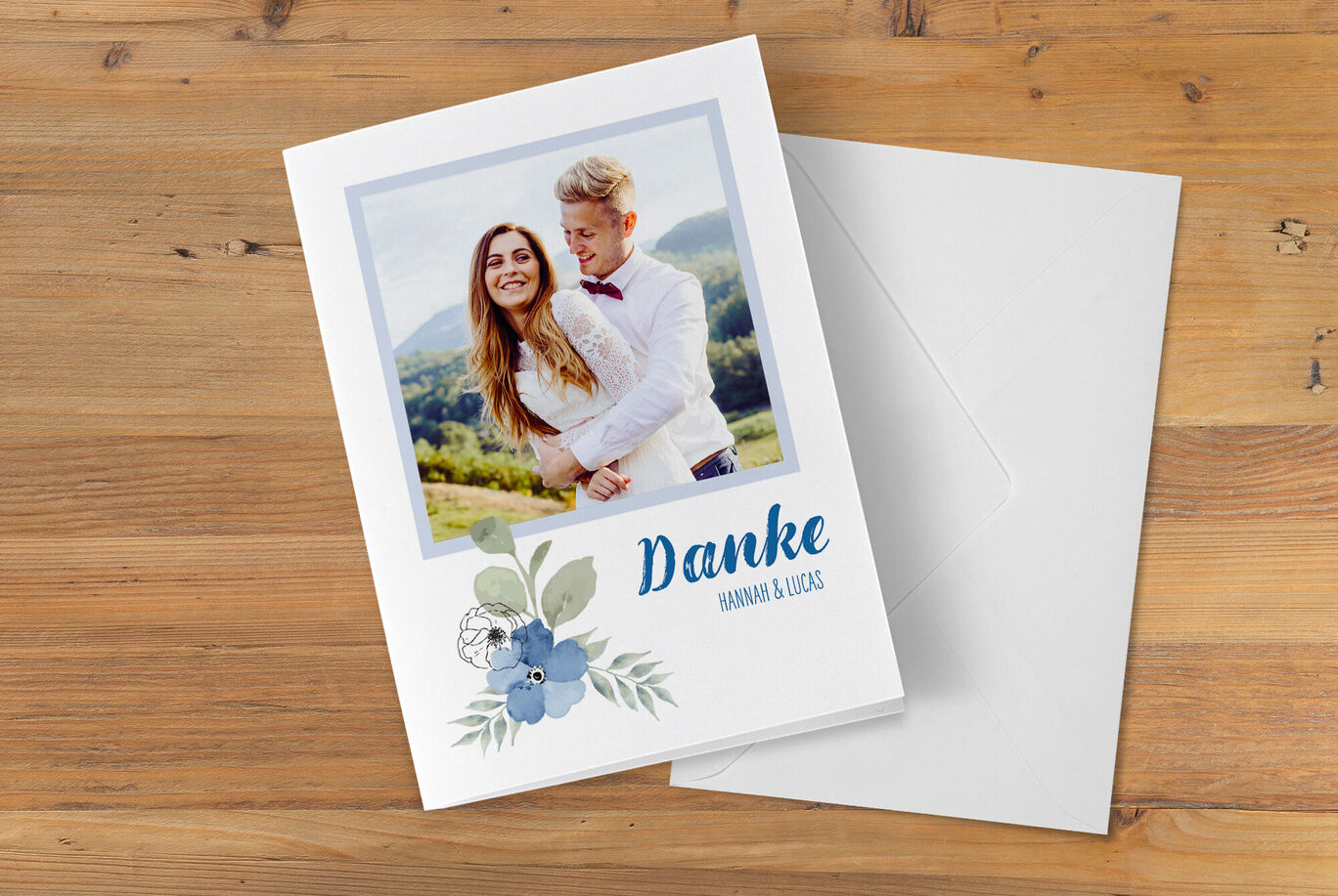 Eine liebevolle Dankeskarte mit einem romantischen Foto von einem Paar in der Natur, geschmückt mit Blumen und dem Text 'Danke'