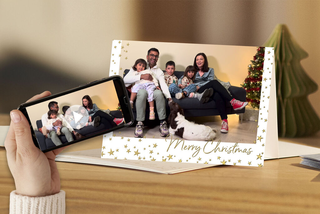 Familie mit mehreren Kindern und einem Hund sitzen auf einem Sofa.