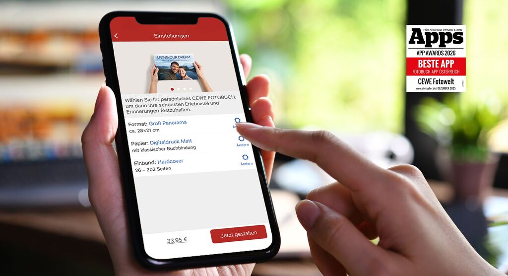 Eine Person nutzt das CEWE FOTOBUCH auf einem Smartphone und wählt das Format aus