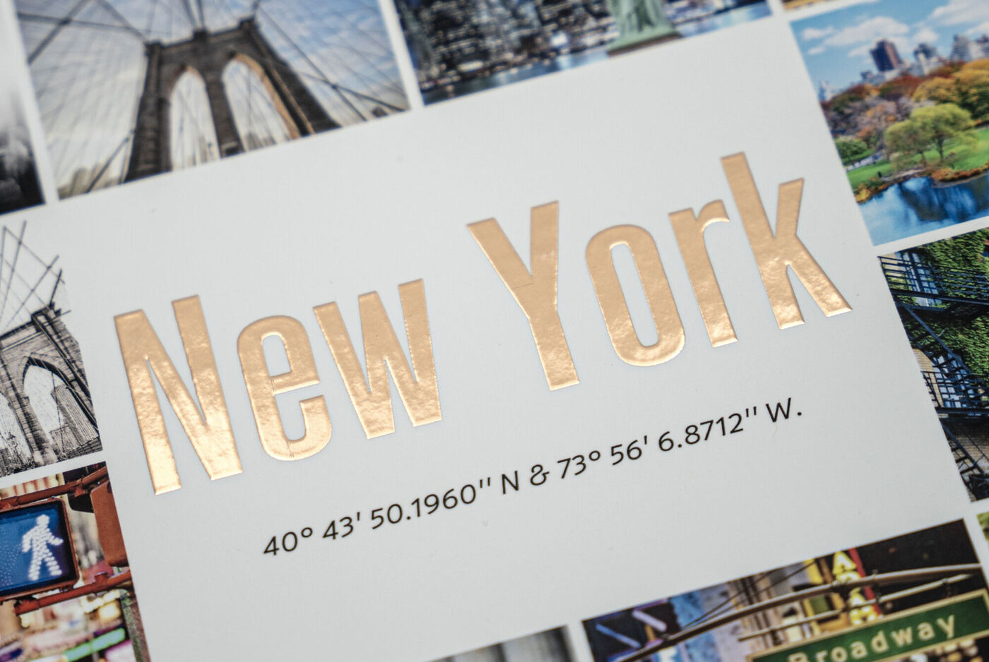 Cover eines CEWE FOTOBUCH mit Veredelung in Roségold. Die Wörter New York sind glänzend veredelt.
