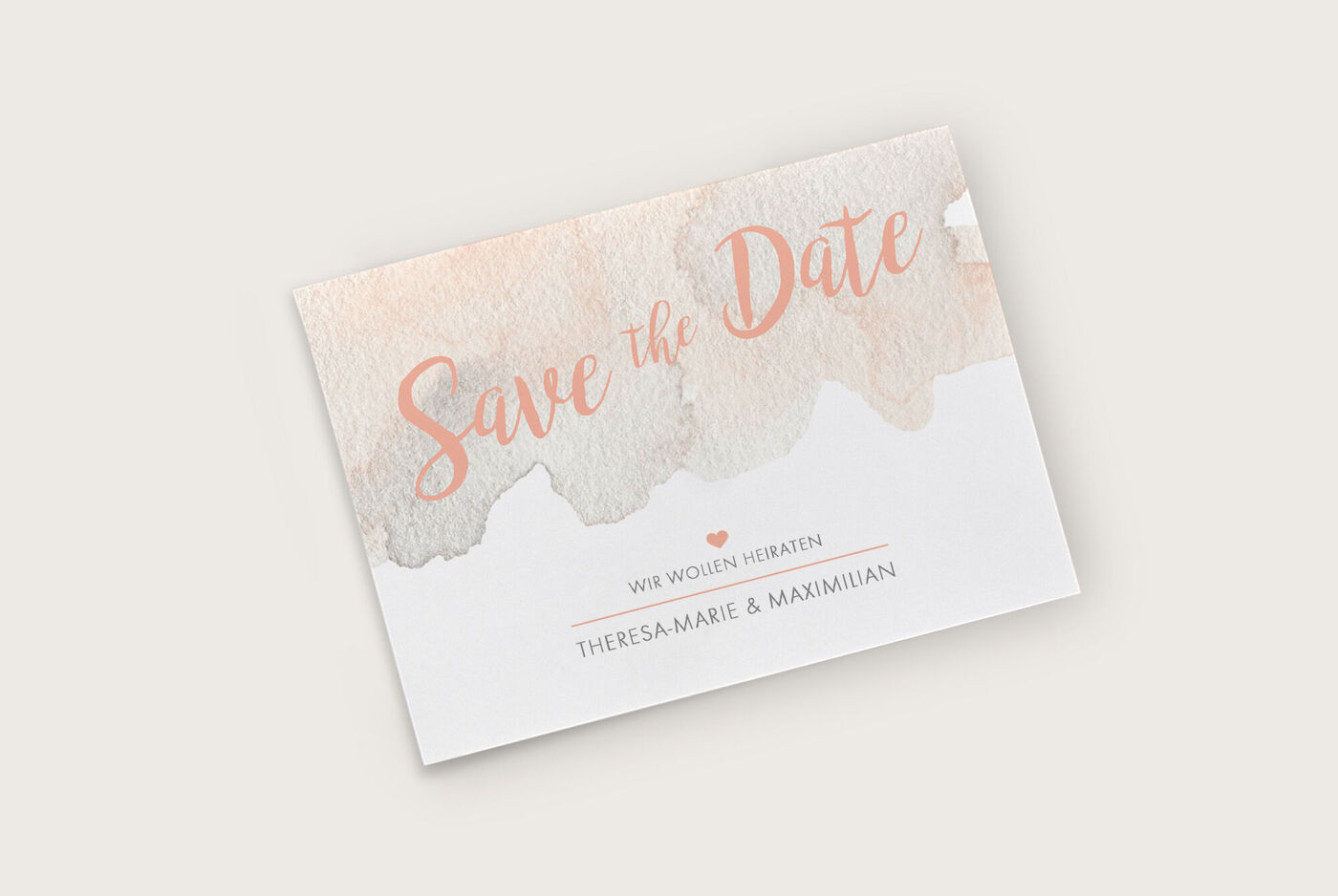 Wunderschöne Save-the-Date Karte in sanften Farben mit dem Text "Save the Date" und den Namen Theresa-Marie & Maximilian.