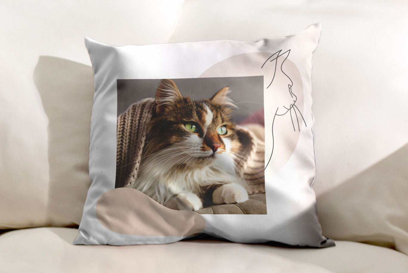 Ein kuscheliges Kissen mit einem Foto einer Katze und einem kreativen Muster darauf.