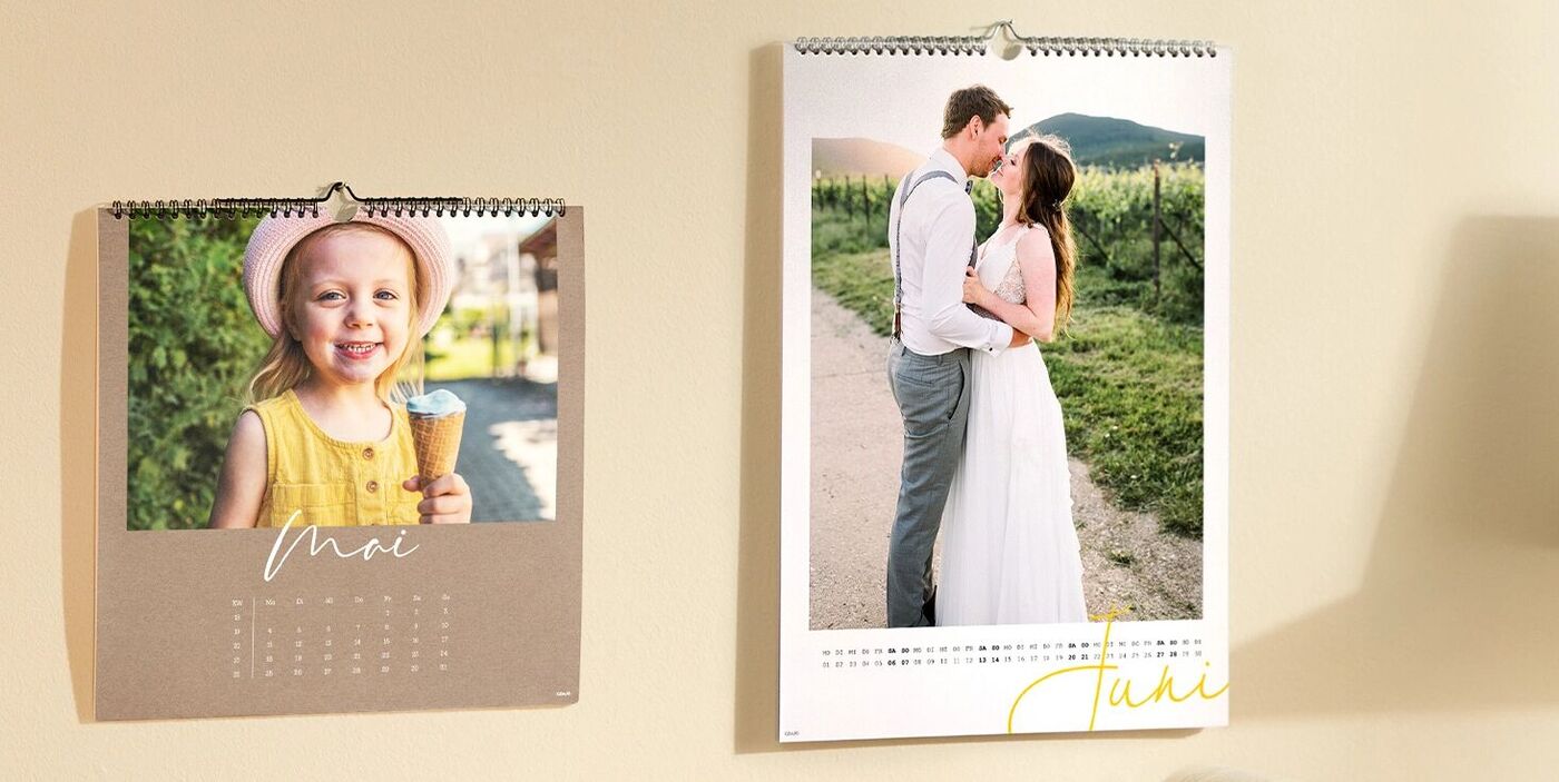Zwei Fotokalender an der Wand – Mai mit Kinderfoto und Juli mit Paarfoto