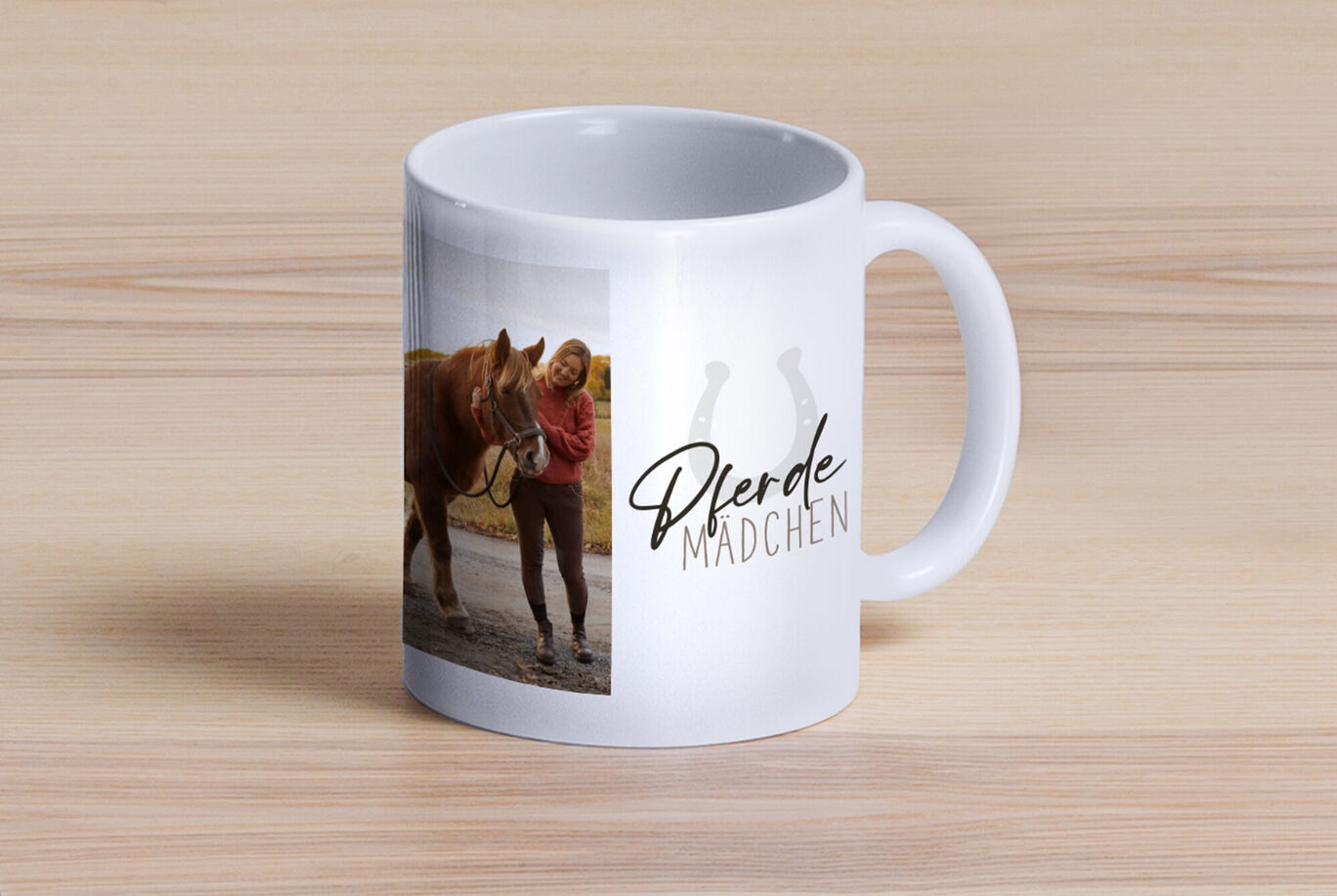 Tasse mit einem Bild eines Mädchens und ihrem Pferd