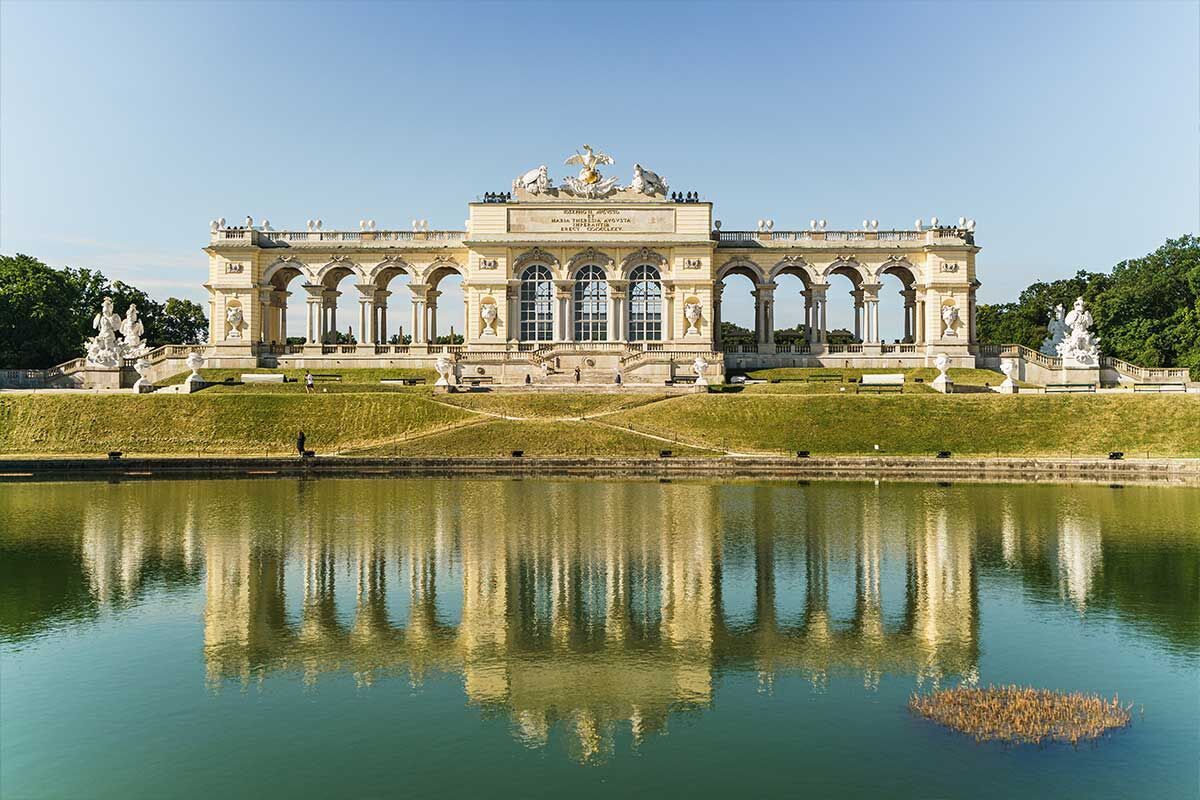 Das prachtvolle Schloss Belvedere in Wien spiegelt sich im ruhigen Wasser des Teichs