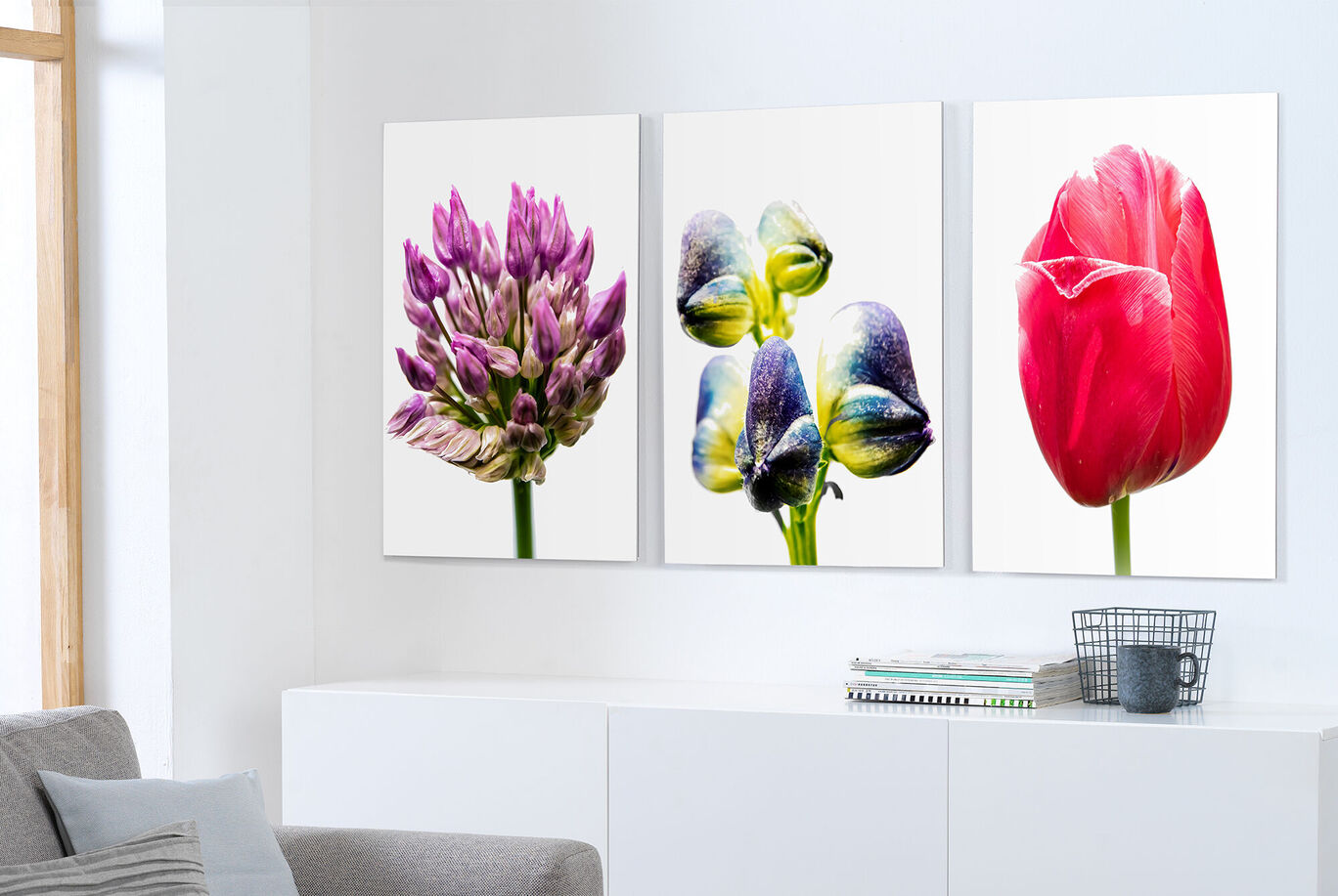 Drei stilvolle Blumenbilder in einem modernen Wohnzimmer.