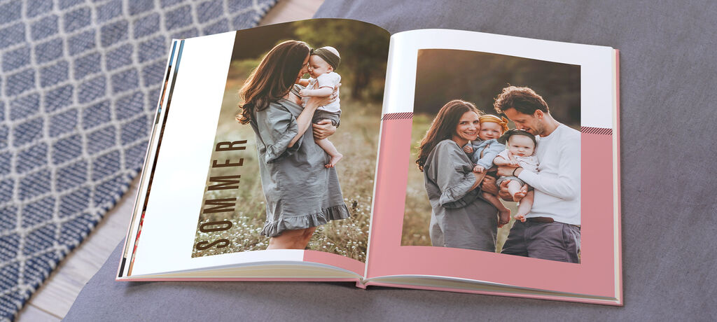 Ein offenes CEWE FOTOBUCH mit Sommerbildern von einer Familie. Schöne Momente werden geteilt.