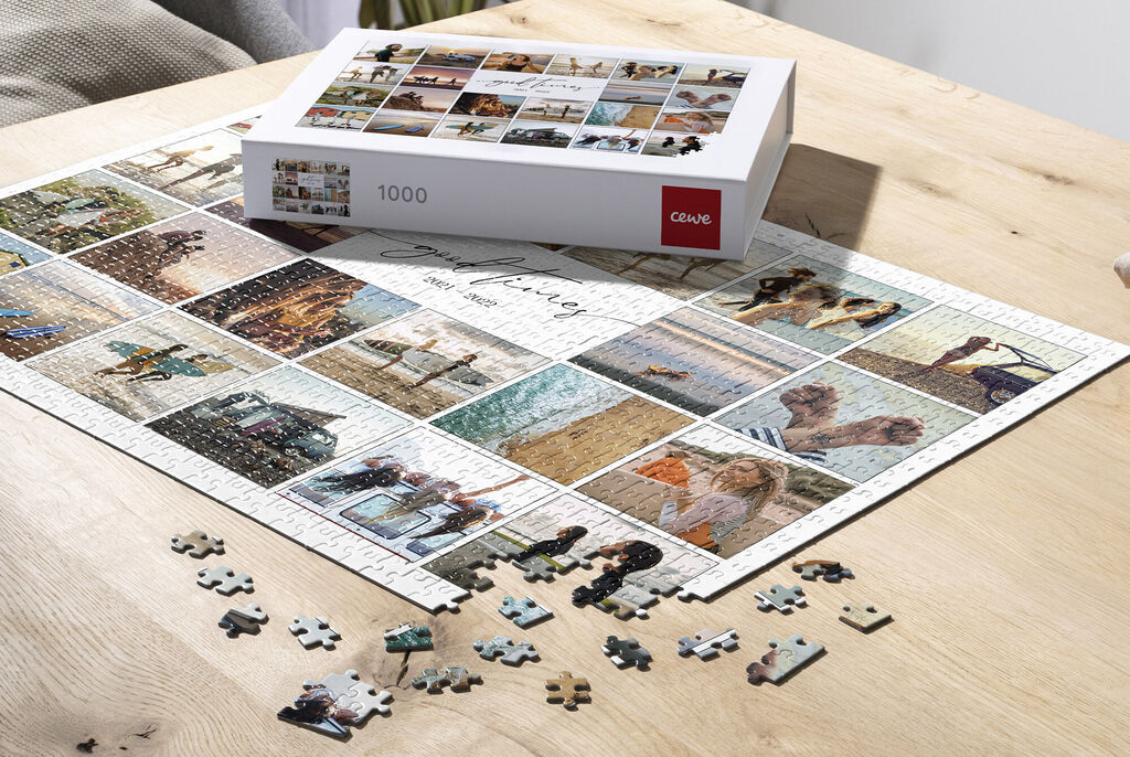 Ein Puzzle mit 1000 Teilen auf einem Tisch, umgeben von fehlenden Puzzlestücken.