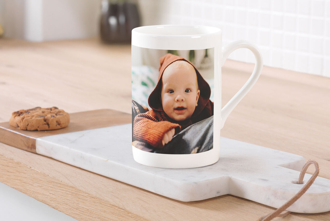 Tasse mit persönlichem Foto und Keksen auf einem Holzbrett