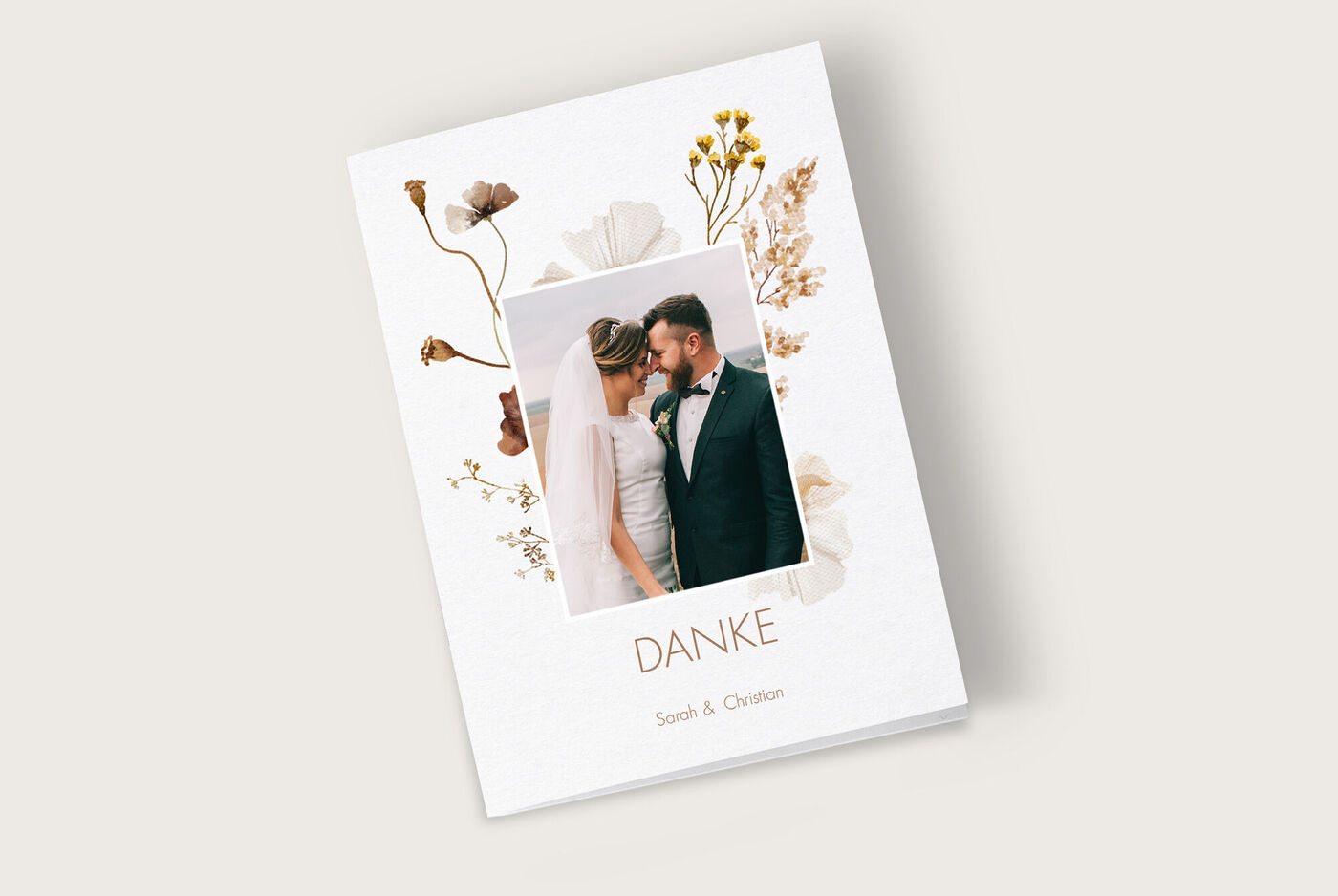 Ein stilvolles Dankeschön-Karten-Design mit floralen Elementen und einem Platz für ein Foto. Ideal für persönliche Glückwünsche.