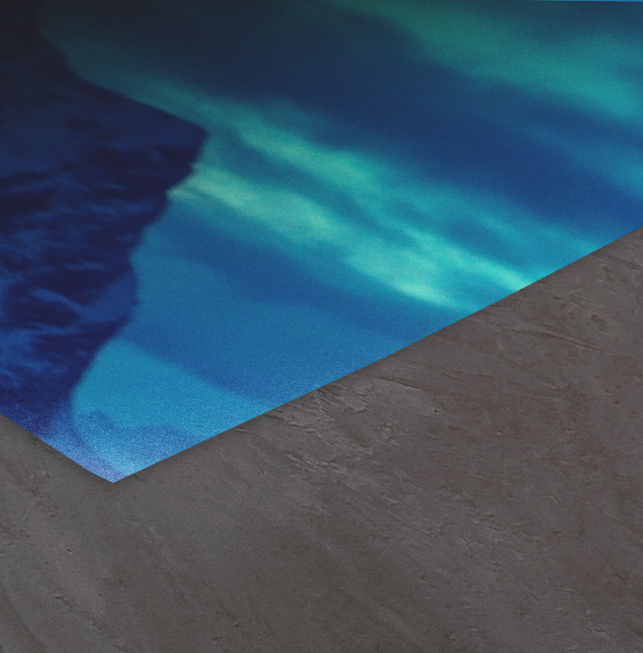 Detailaufnahme einer blauen, strukturierten Oberfläche mit Wellenmuster