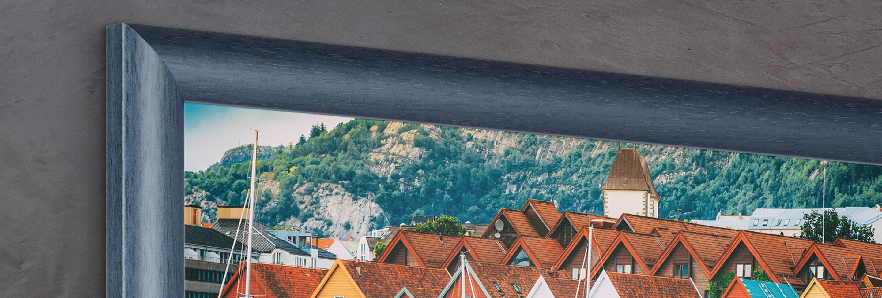 Ein detailreiches Wandbild mit farbigen Häusern und Bergen im Hintergrund.