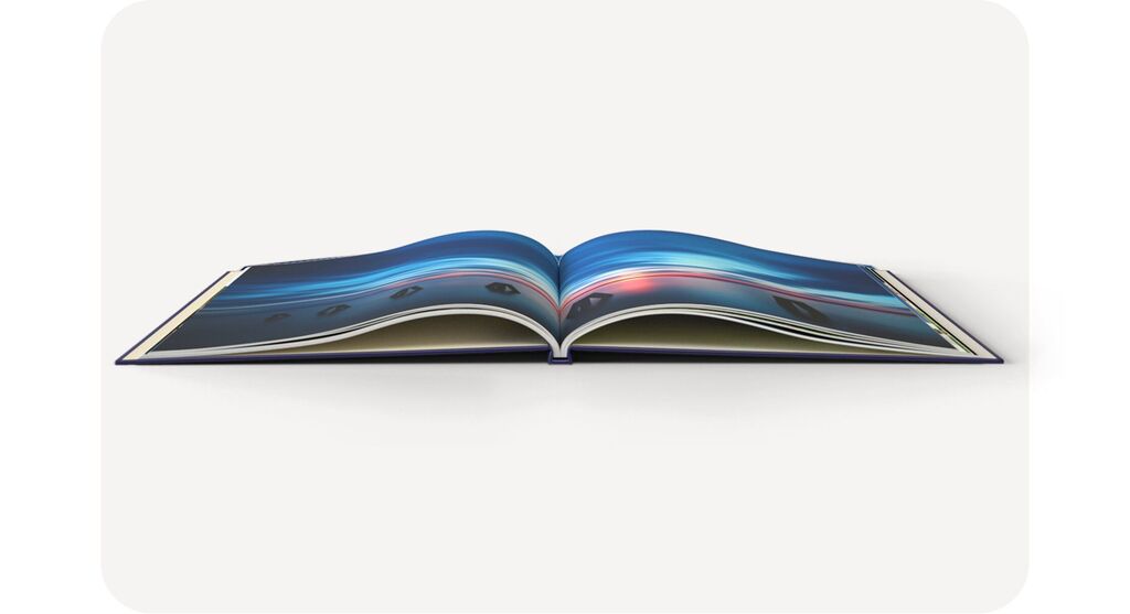 Aufgeschlagenes CEWE FOTOBUCH mit Digitaldruck Papier und klassischer Buchbindung. Auf den Seiten ist eine Aufnahme eines Sonnenuntergangs.