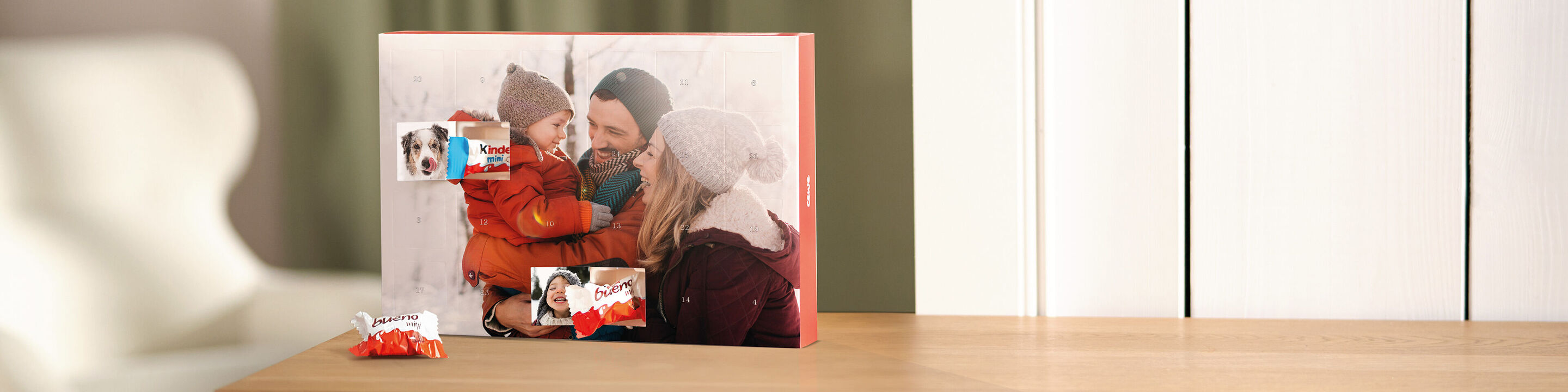 Personalisierter Foto‑Adventskalender im Querformat mit winterlichem Familienfoto