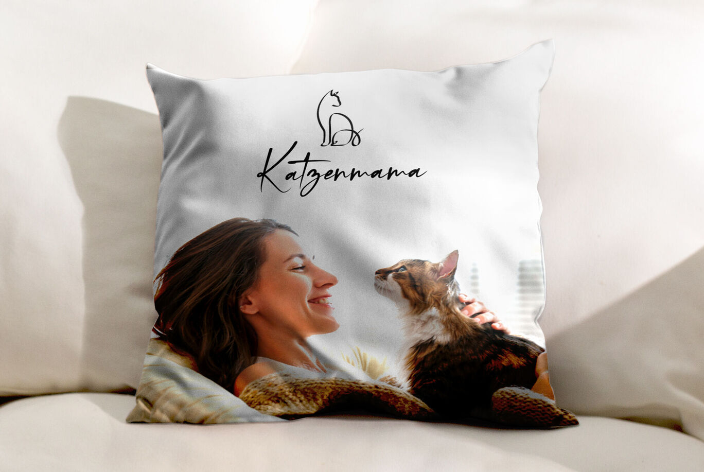 Kissen mit der Aufschrift 'Katzenmama' und einem glücklichen Stubentiger