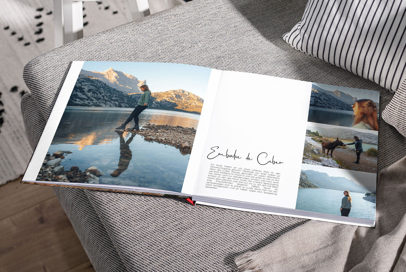 Offenes Fotobuch auf einer Couch mit Landschafts- und Freizeitbild.