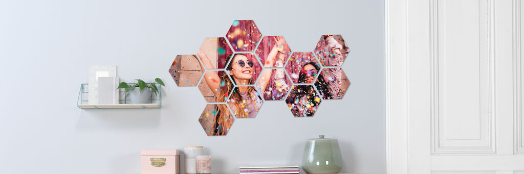 Bunte Wandgestaltung mit hexagonalen Bildern, die persönliche Erinnerungen zeigen