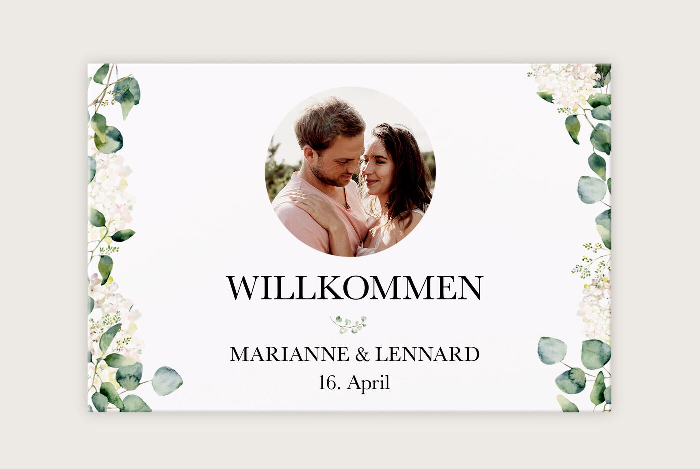 Hochzeits-Einladungskarte mit floralen Elementen