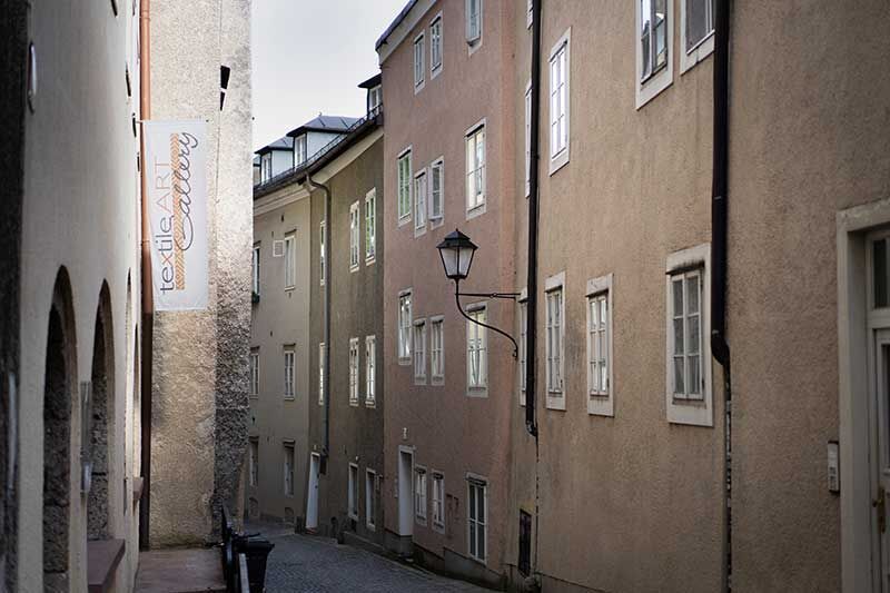 Häuserzeile in einer ruhigen Altstadt mit einer Galerie