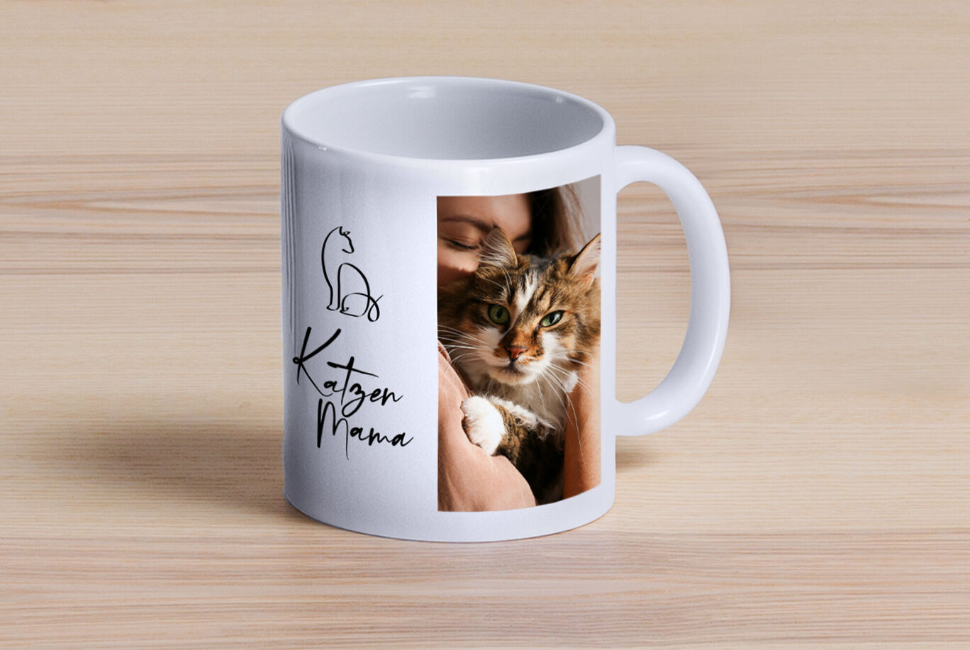 Eine weißer Becher mit naher Aufnahme einer Katze und dem Text 'Katzen Mama'