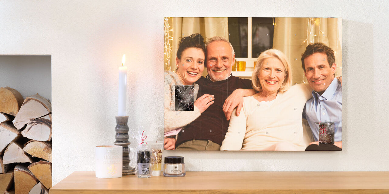 Ein Wandbild zeigt eine fröhliche Gruppe, die zusammen auf dem Sofa sitzt und Spaß hat.