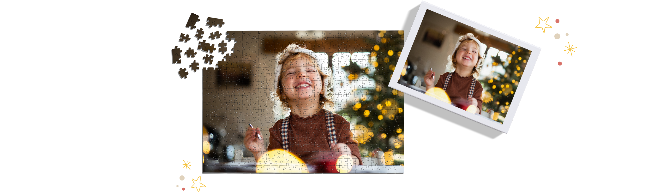 Ein Kind, das fröhlich mit Lichtern spielt, umgeben von Weihnachtsdekoration.
