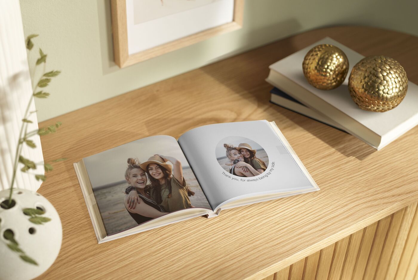 Ein offenes CEWE FOTOBUCH auf einem Holztisch mit liebevollen Erinnerungen.