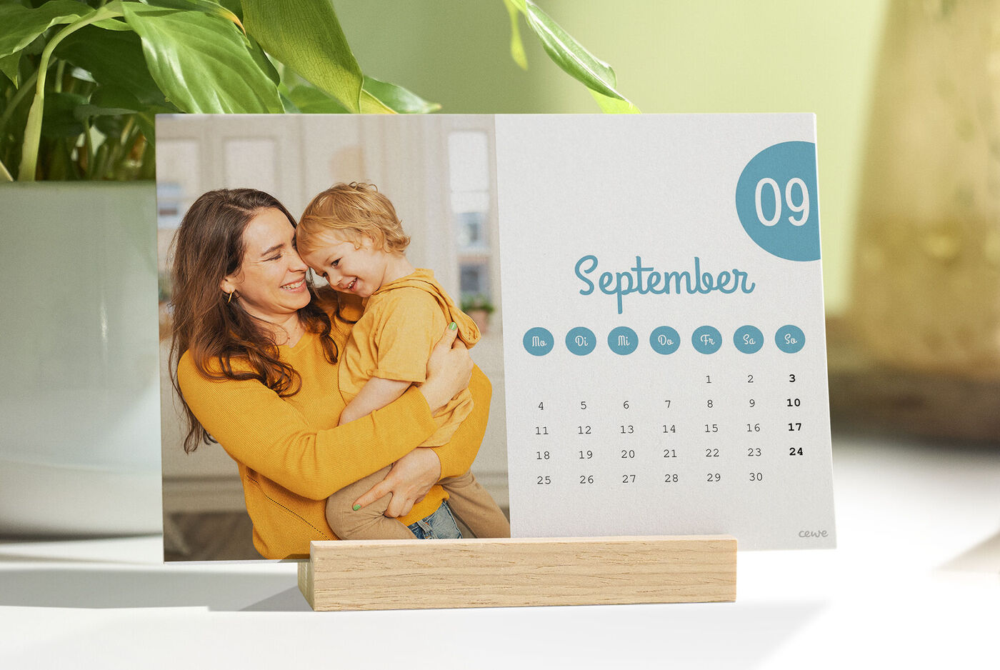 Ihr Fotokalender zeigt eine liebevolle Momentaufnahme von zwei Personen, die glücklich zusammen lachen.