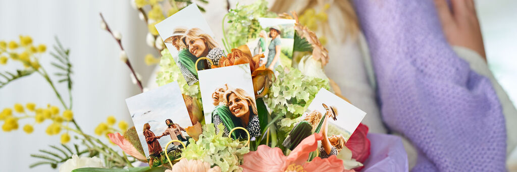 Bunte Blumendekoration mit Fotos für besondere Erinnerungen