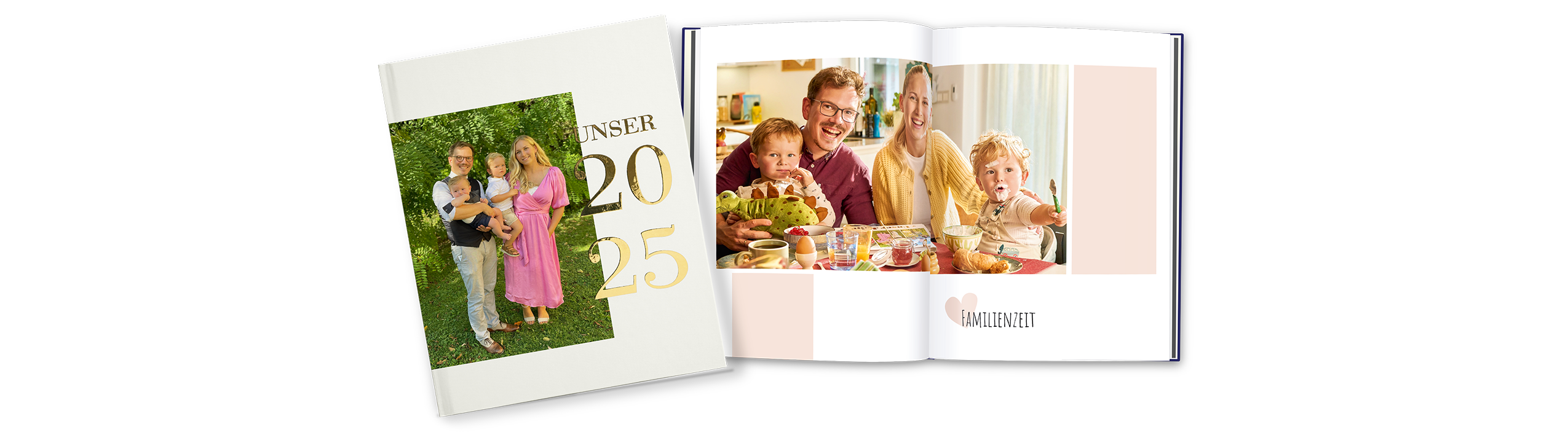 Geöffnetes CEWE FOTOBUCH mit bunten, fröhlichen Fotos von Familienerinnerungen und Naturabenteuern