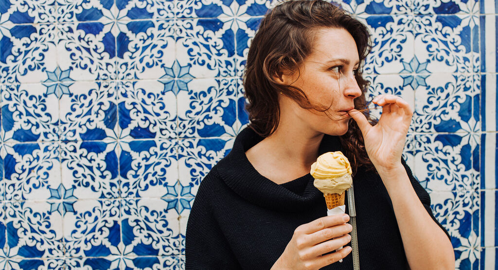 Eine Person genießt ein Eis auf einer schönen Fliese.