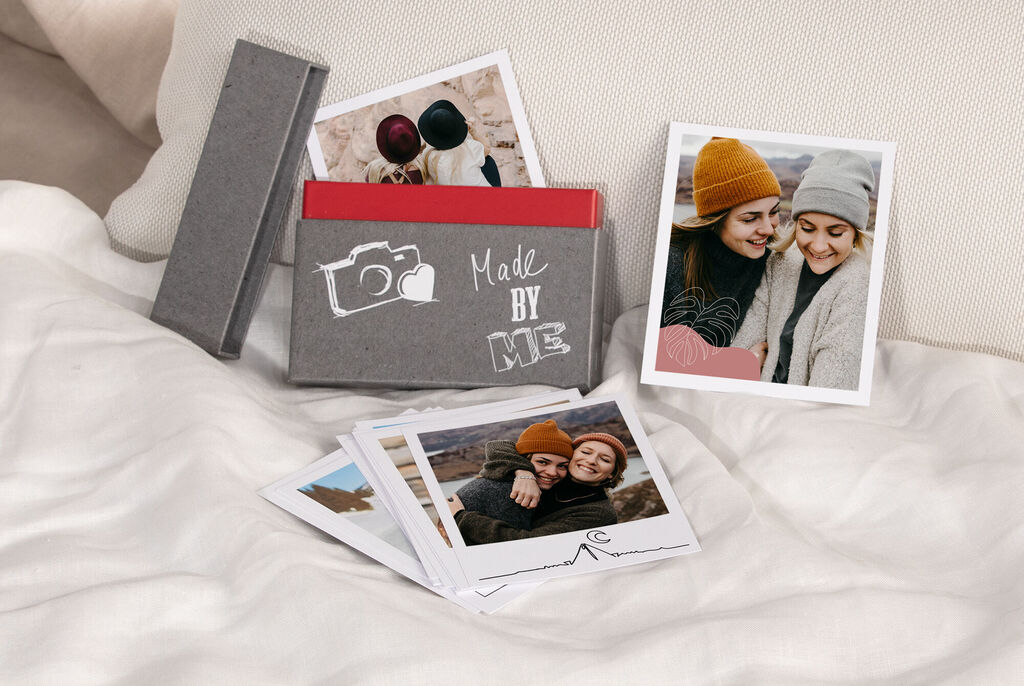 Eine kreative Geschenkbox mit Fotos und einem handgefertigten Design, die Freude bereitet