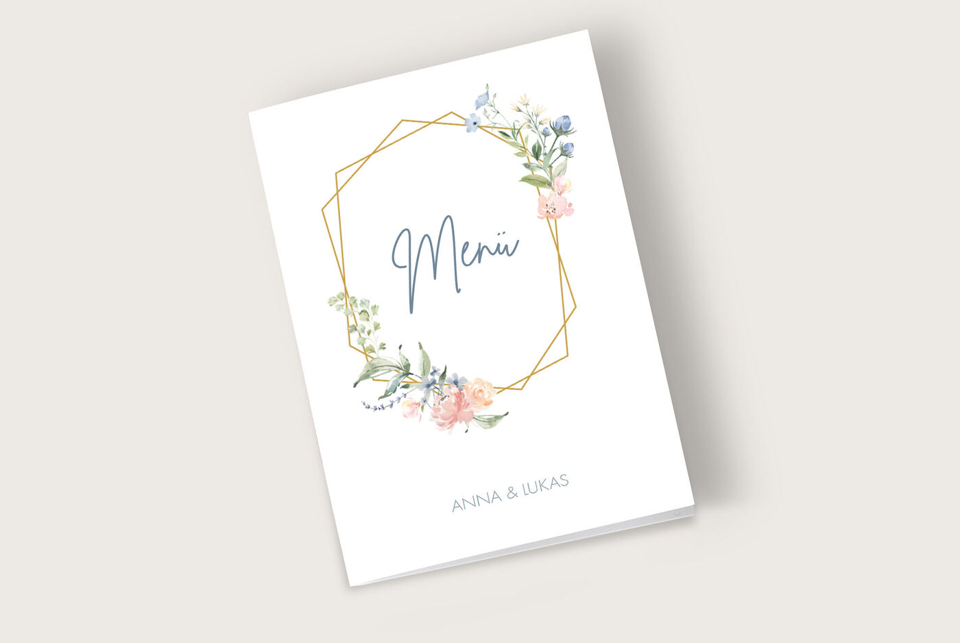 Elegantes Menü mit floralen Akzenten für eine Hochzeit von Anna und Lukas