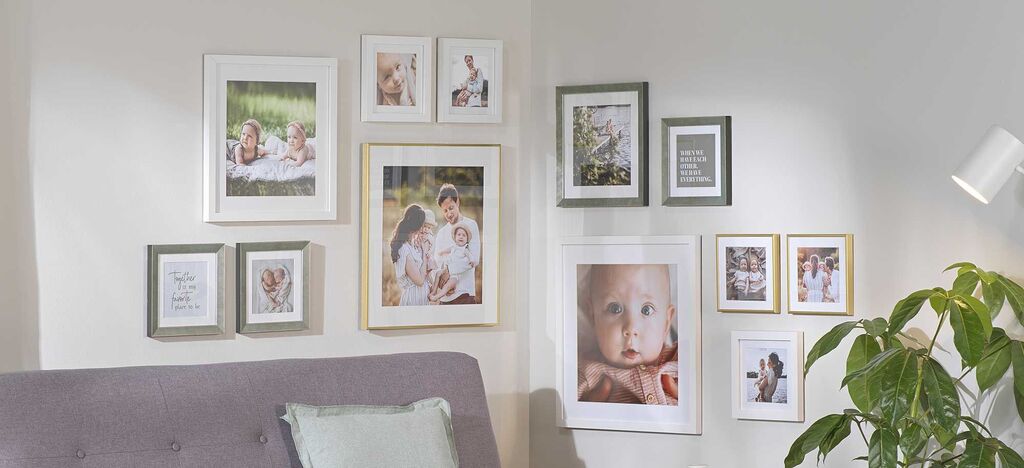 Eine gemütliche Wand mit verschiedenen Bilderrahmen, die liebevolle Familienmomente zeigen